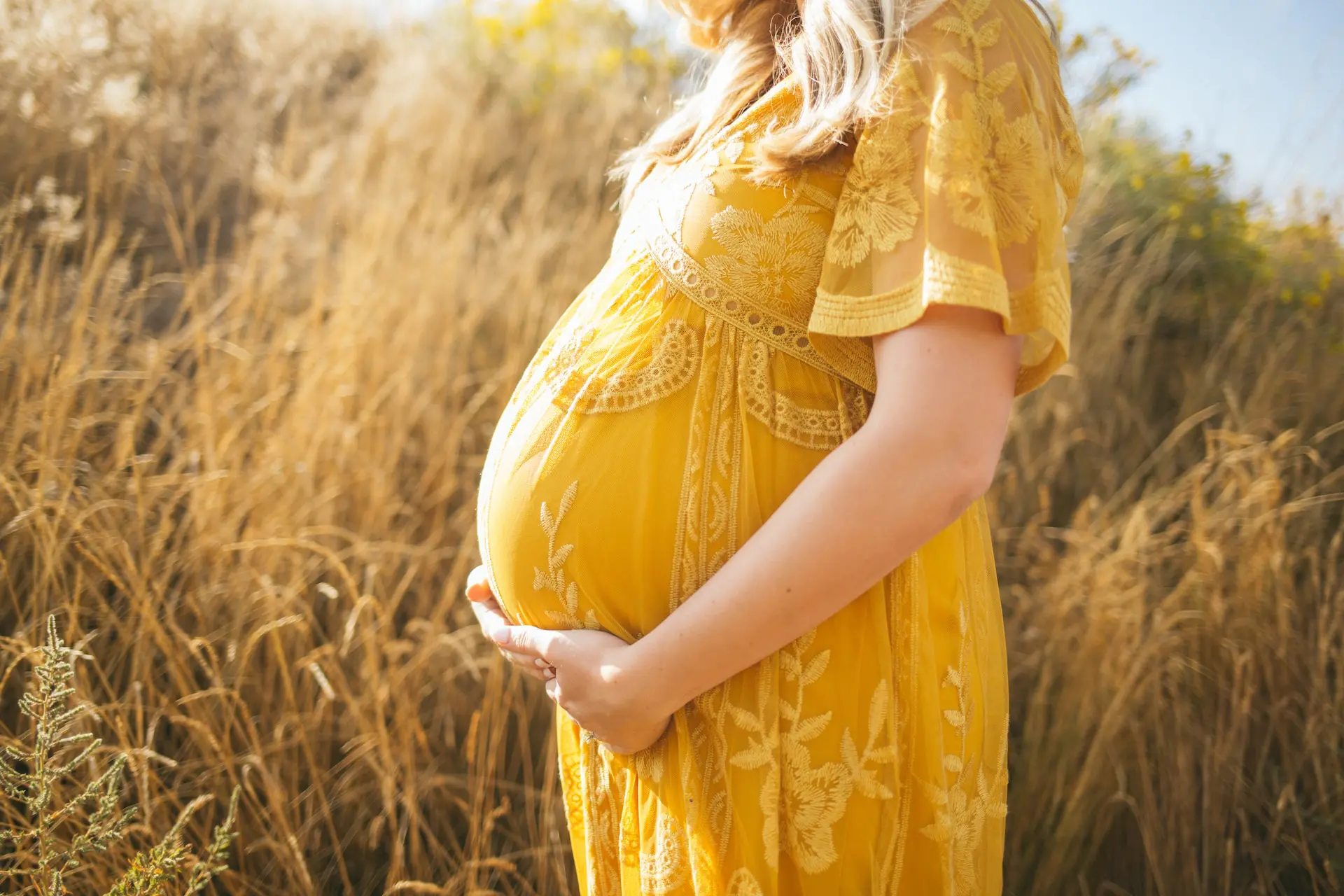 La gravidanza pone notevoli sfide al pavimento pelvico, essenziale per sostenere il peso dell'utero. La prevenzione primaria, il massaggio perineale e la riabilitazione post-partum sono cruciali per preservare la salute e la funzionalità di questa regione. Scopri come prenderti cura del tuo pavimento pelvico durante la gravidanza e nel periodo successivo al parto.