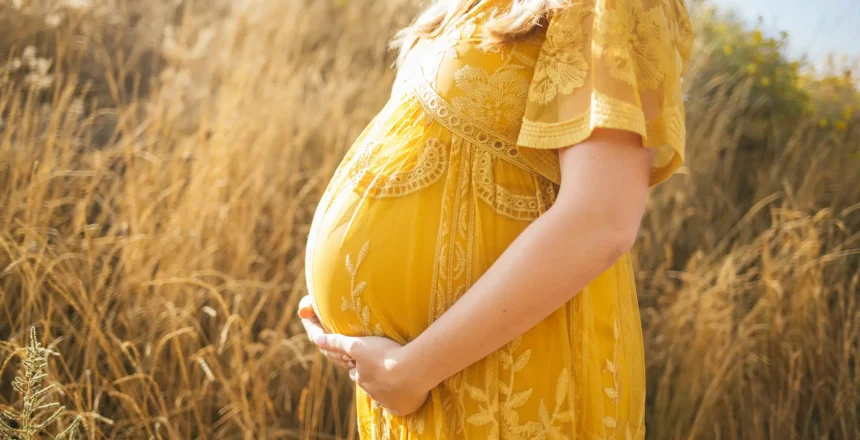 La gravidanza pone notevoli sfide al pavimento pelvico, essenziale per sostenere il peso dell'utero. La prevenzione primaria, il massaggio perineale e la riabilitazione post-partum sono cruciali per preservare la salute e la funzionalità di questa regione. Scopri come prenderti cura del tuo pavimento pelvico durante la gravidanza e nel periodo successivo al parto.